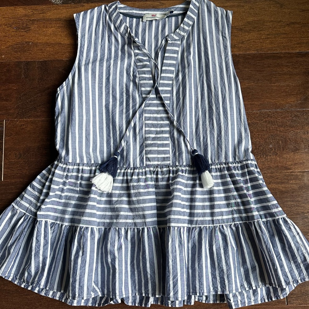 Like New Vineyard Vines Blue and White Sleeveless Too with Ruffled Crew Neck